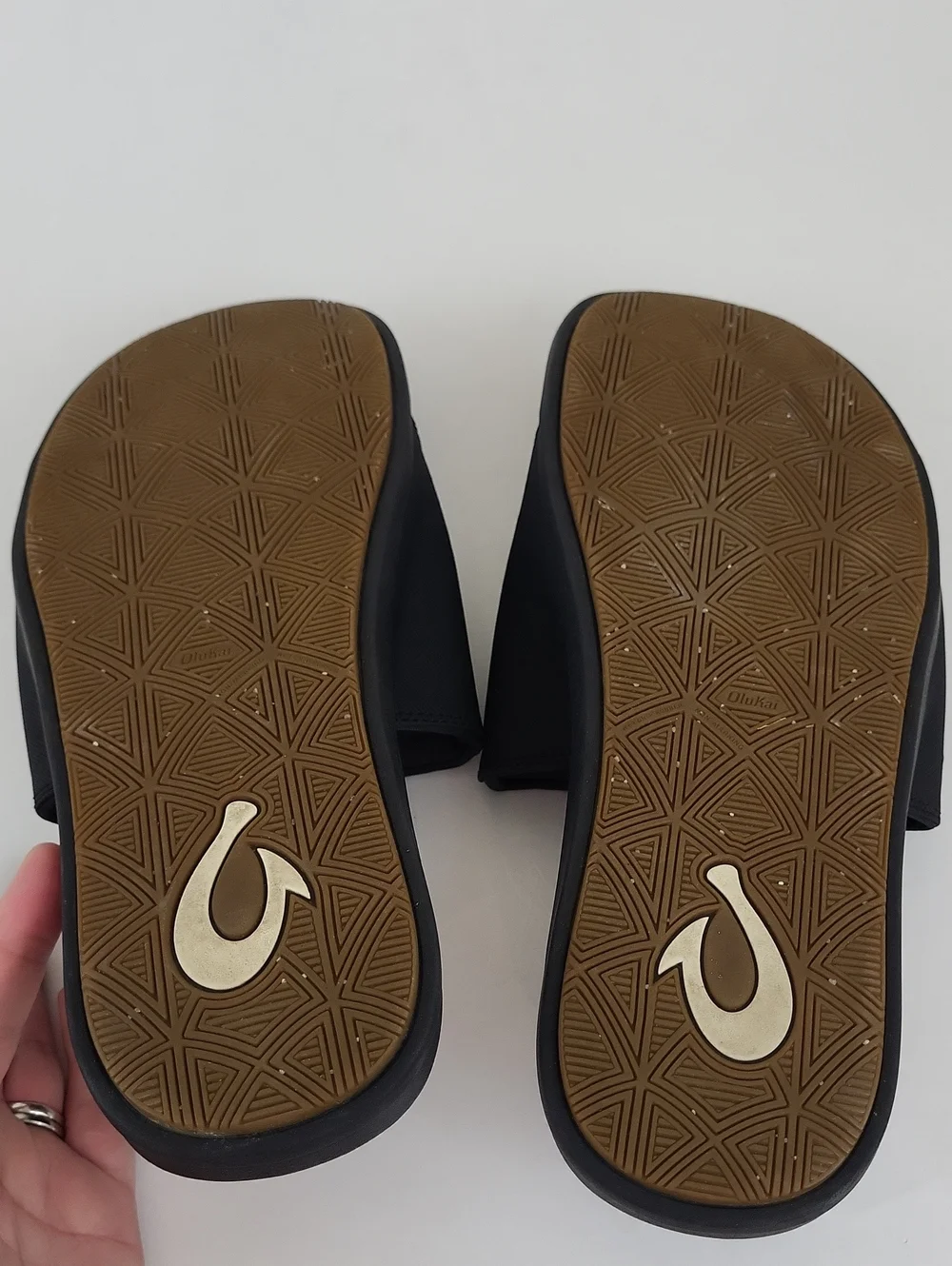 OluKai Men's Maha 'Olu Black Recovery Slide Sandals Size 11 / EU 44